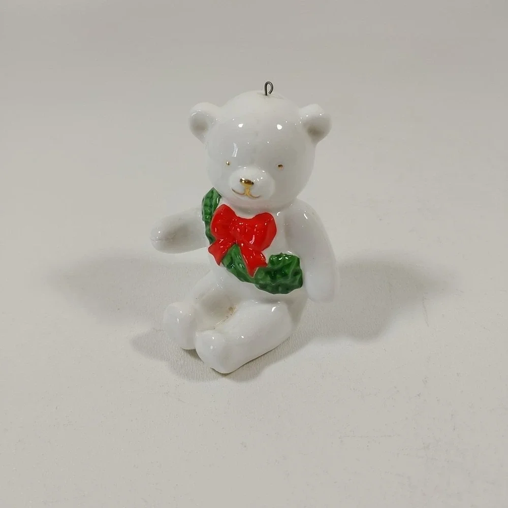 Christmas Schmid bear with Red Bow‎ And Wreath Taiwan. Bone china. Ornament Vtg